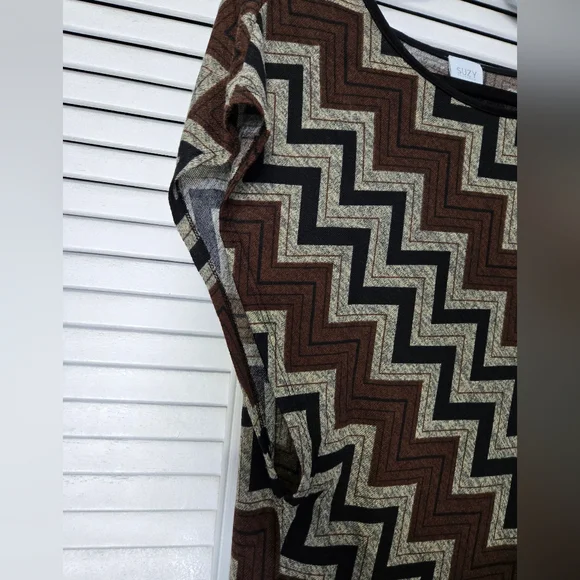 🟢 Chevron Patterned Top - Picture 2 of 3